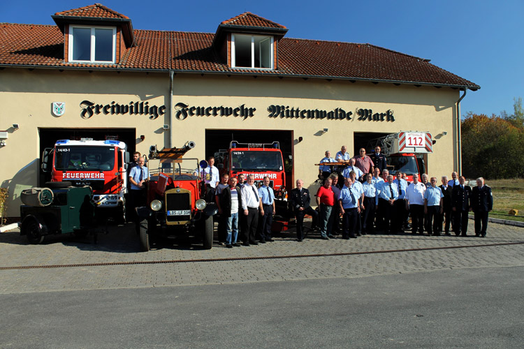 Gruppenbild vor Technik